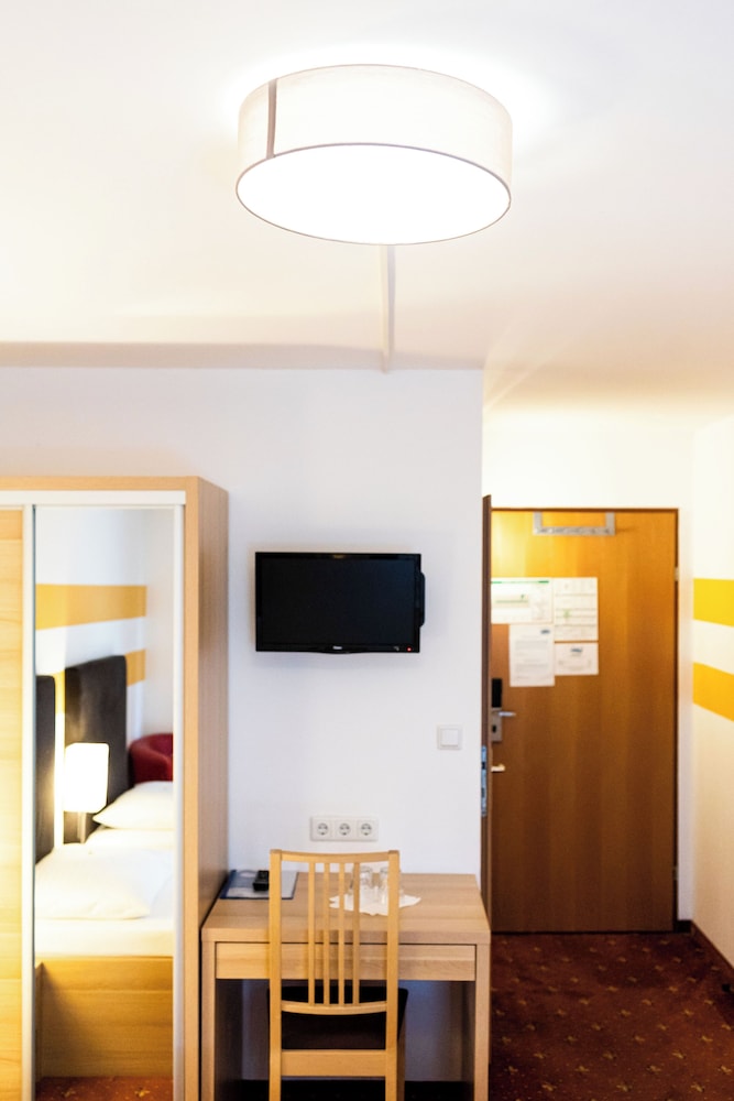 Lenas Donau Hotel 30/47