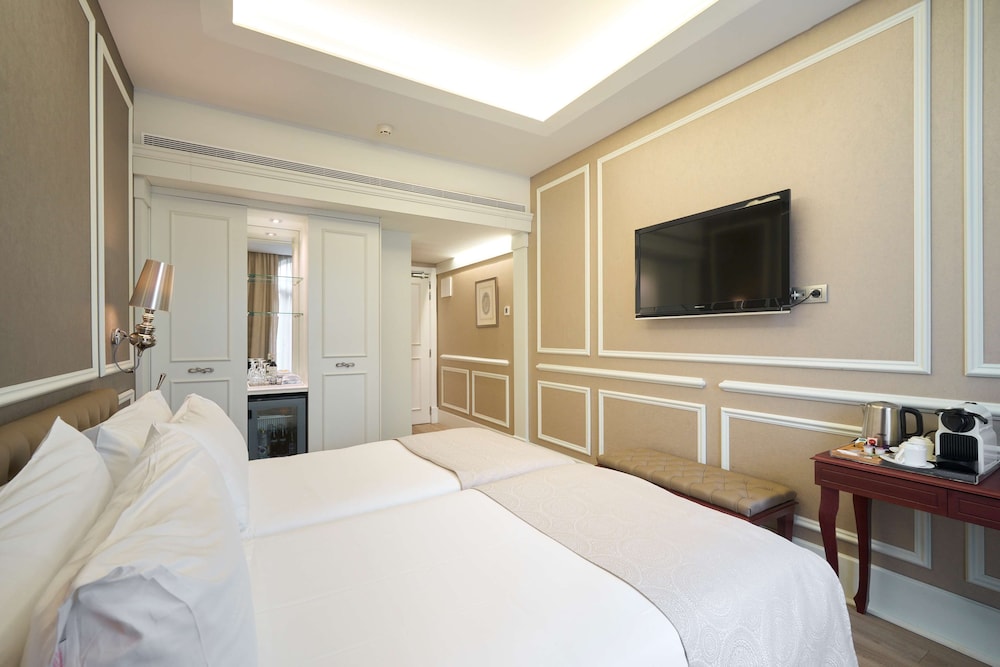 ROOM, DOUBLE BED