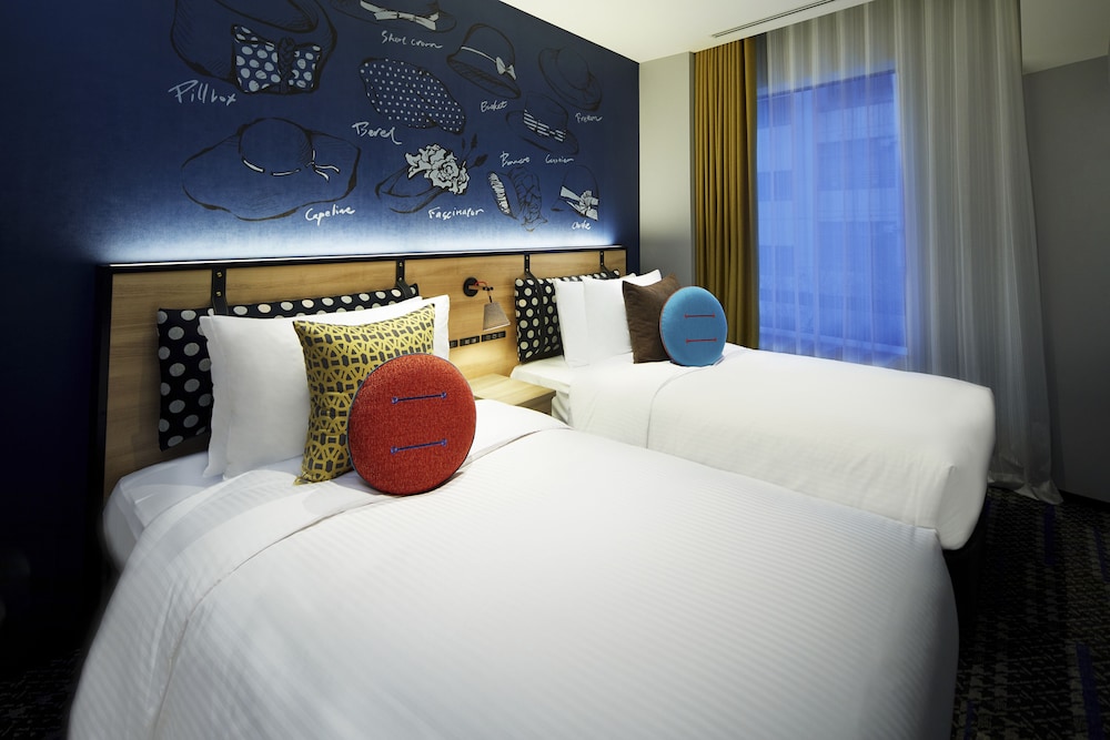 غرفة بسرير كوين وسرير مزدوج بغرفتي نوم