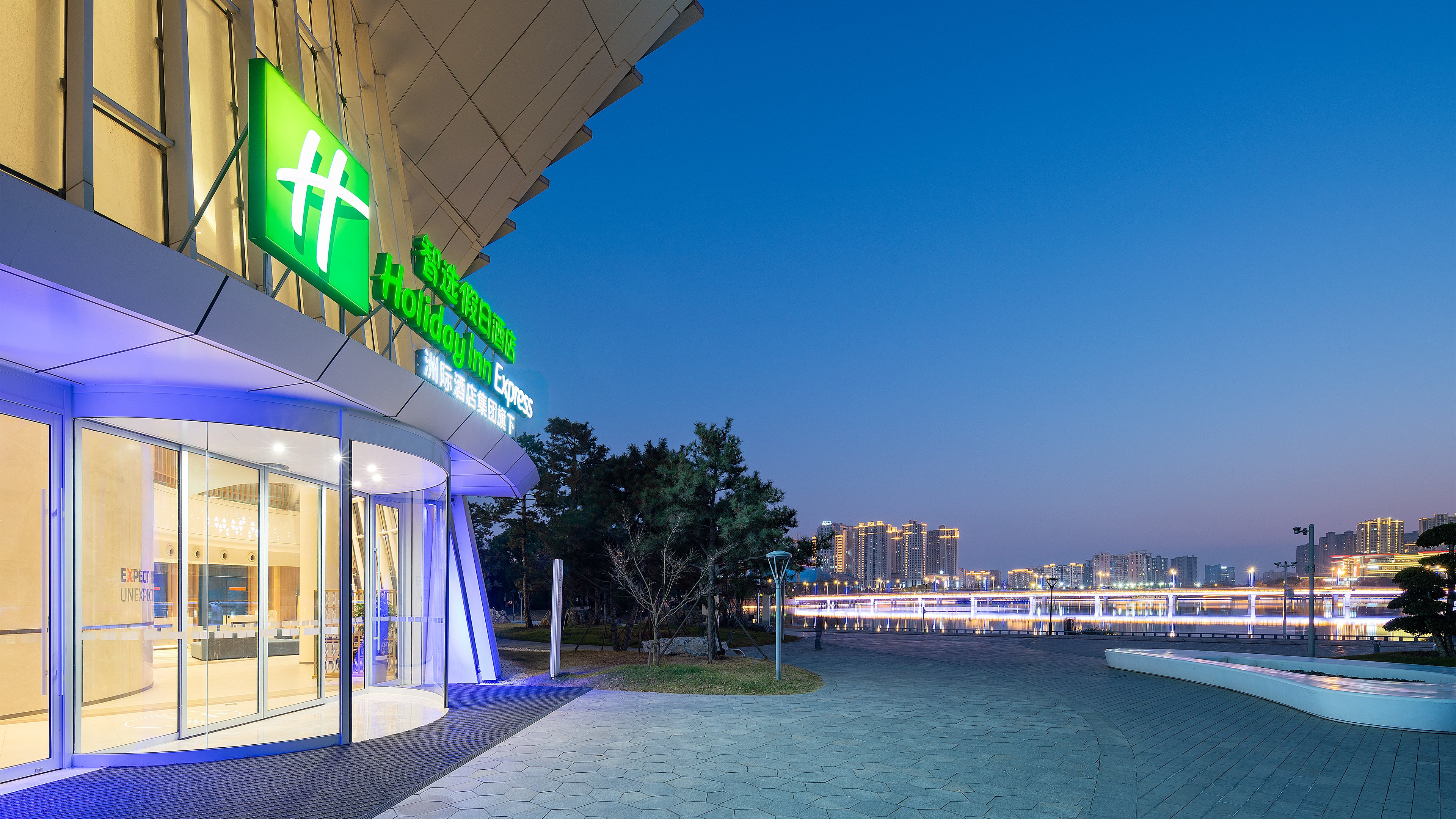 Holiday Inn Express Yangzhou Grand Canal Theatre 34/44