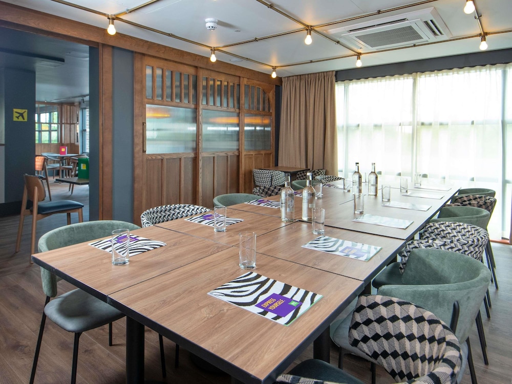 Ibis Styles London Gatwick Airport 52/64