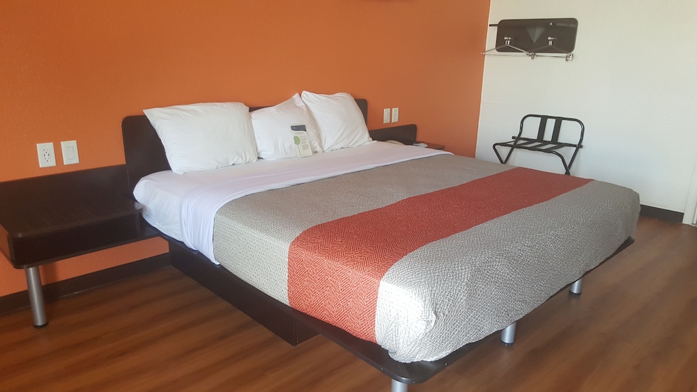 غرفة قياسية بسرير كينج لذوي الإعاقة، Motel6 Columbus, OH - OSU 7/10