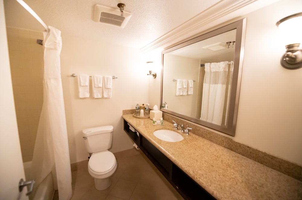 غرفة قياسية بسريرين كوين بإطلالة على المسبح، Holiday Inn Resort Bar Harbor Acadia Natl Park 5/5