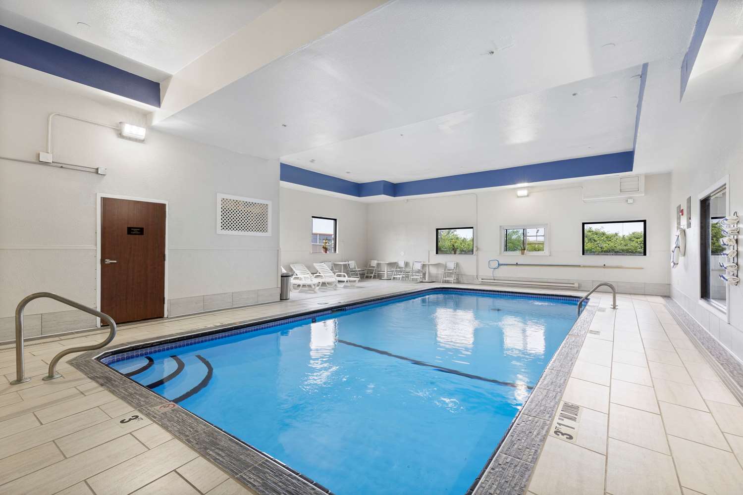 Comfort Inn & Suites Hazelwood - St. Louis 14/21