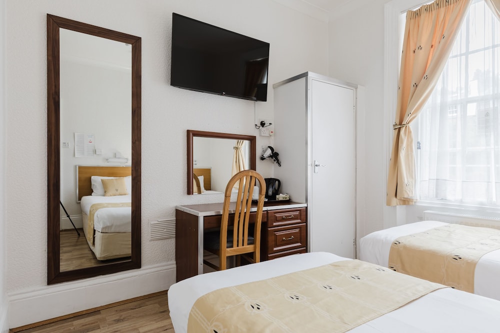 Falcon Hotel 42/50