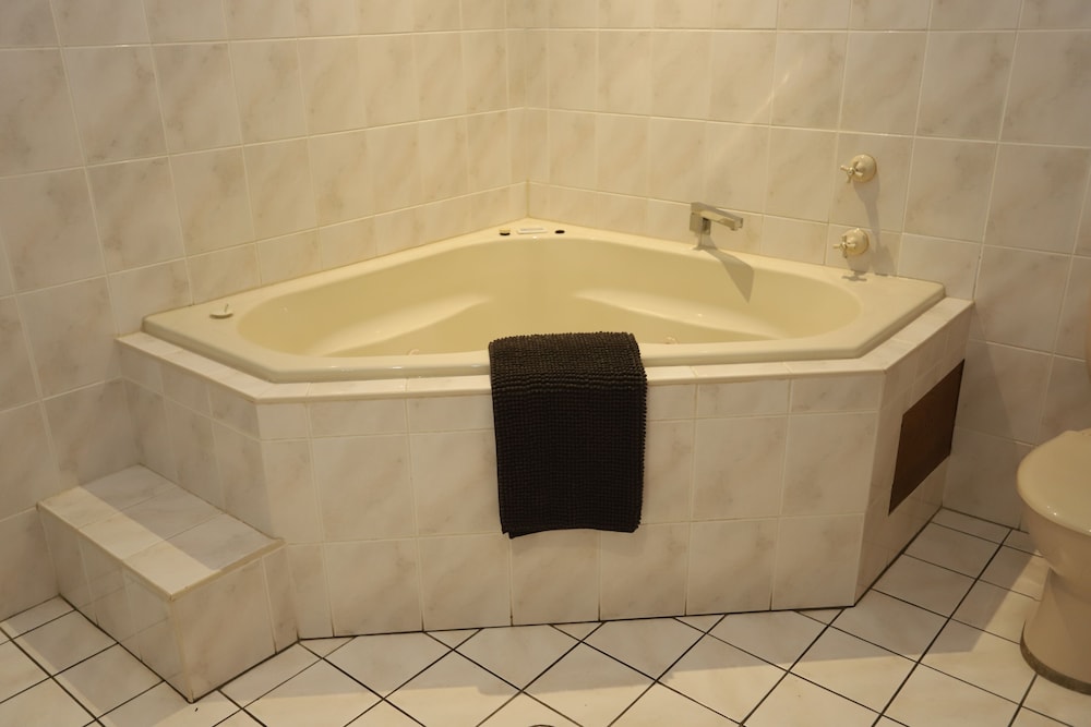 Sleepy Hill Motor Inn 50/50
