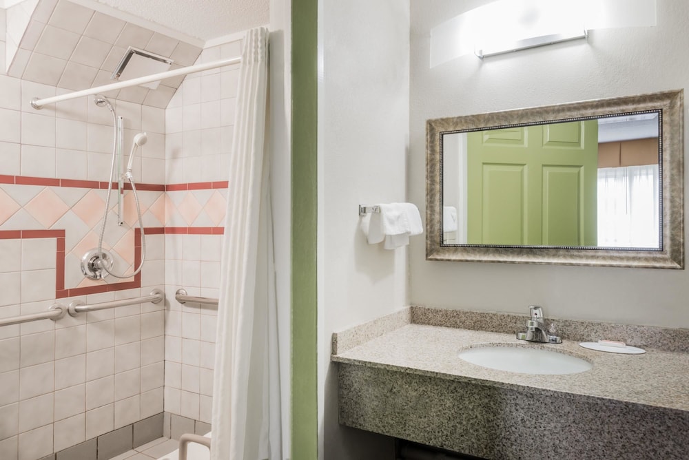 Super 8 by Wyndham Bangor 28/29
