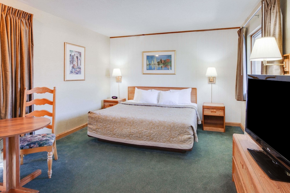 Super 8 by Wyndham Mackinaw City/Beachfront Area 15/25