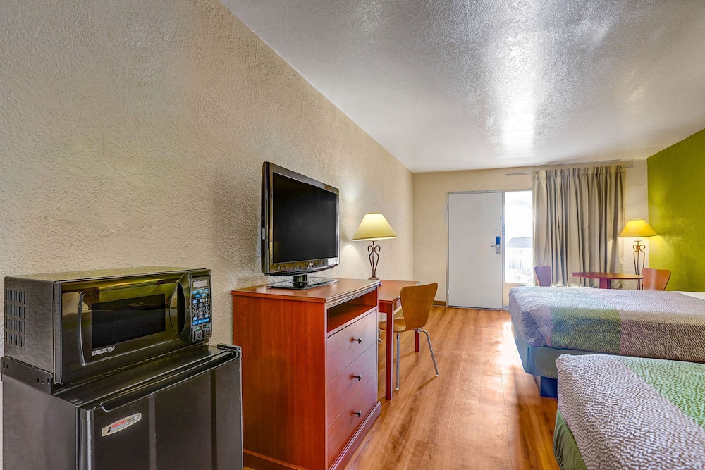 Econo Lodge Sonora, TX 39/60
