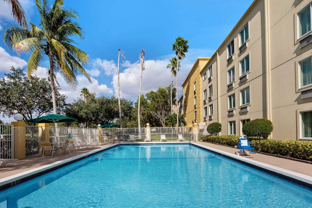 La Quinta Inn & Suites by Wyndham Sawgrass 6/55