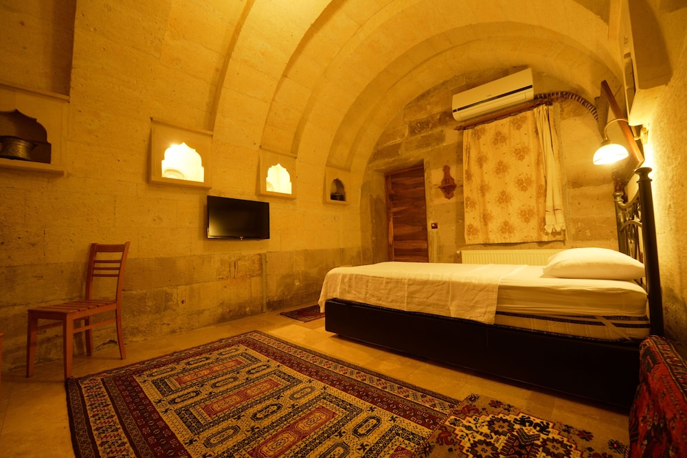 Vineyard Cave Hotel 71/98