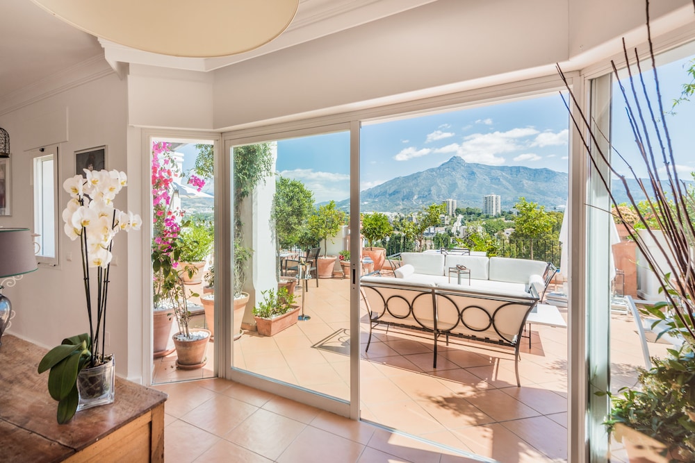 Molo 44 Suites Puerto Banus 10/85