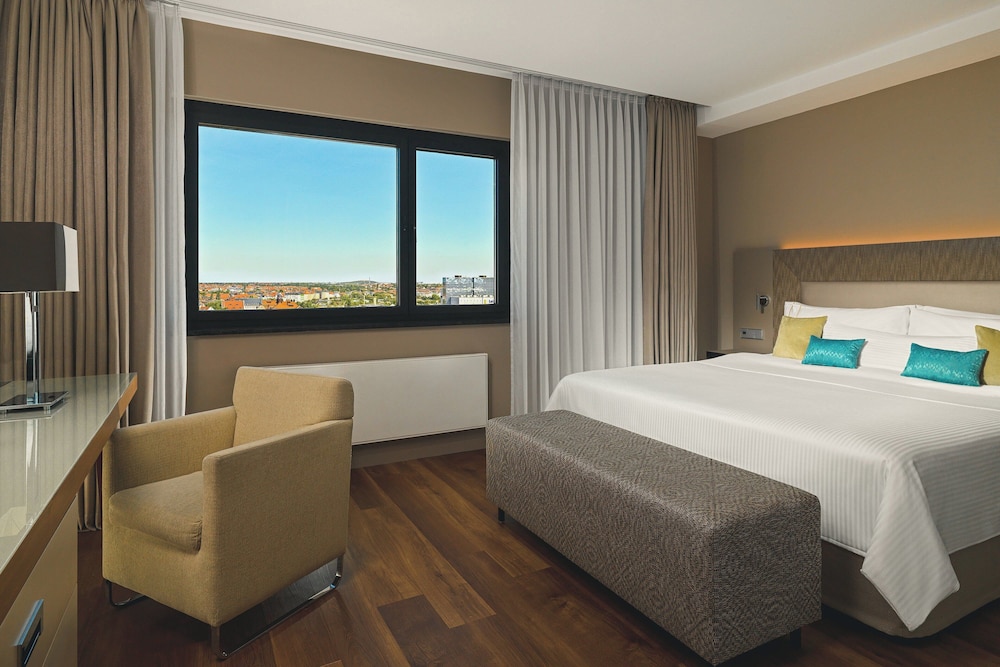 1 Bedroom, Deluxe, Suite, City View, Balcony