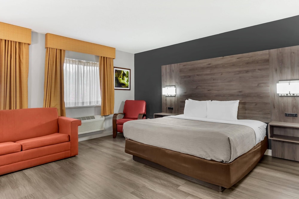 غرفة بسرير كينج مع أريكة، Quality Inn & Suites Raleigh Durham Airport 2/9