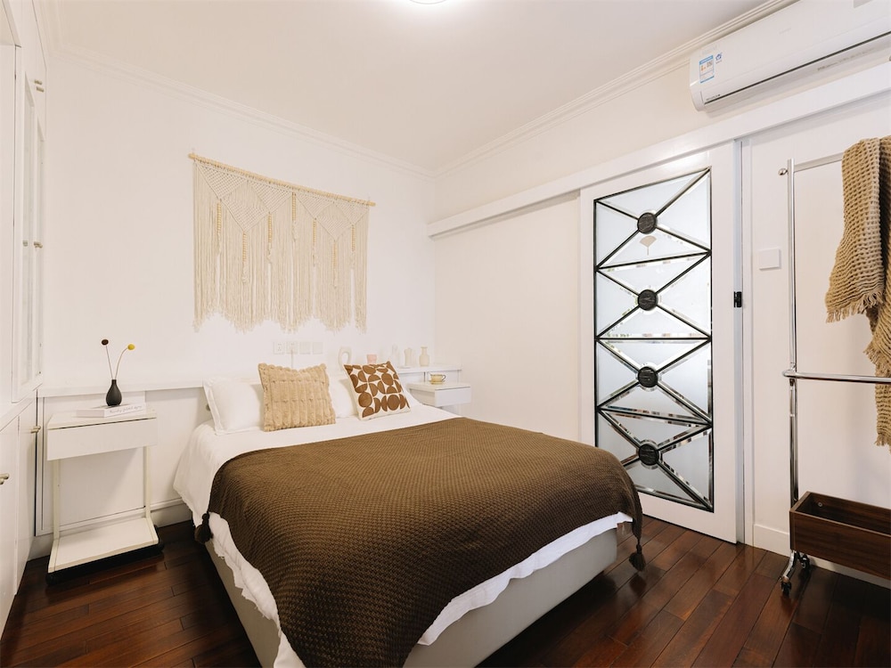 4 Bedrooms, Senior, Apartment, Futon Bed, 2 Queen Beds, City View, Bathtub، Book and Bed-People's Square 10/10