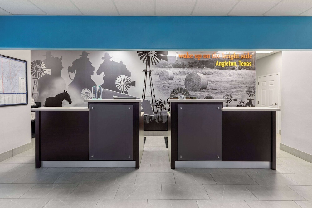 La Quinta Inn & Suites by Wyndham Angleton 7/50