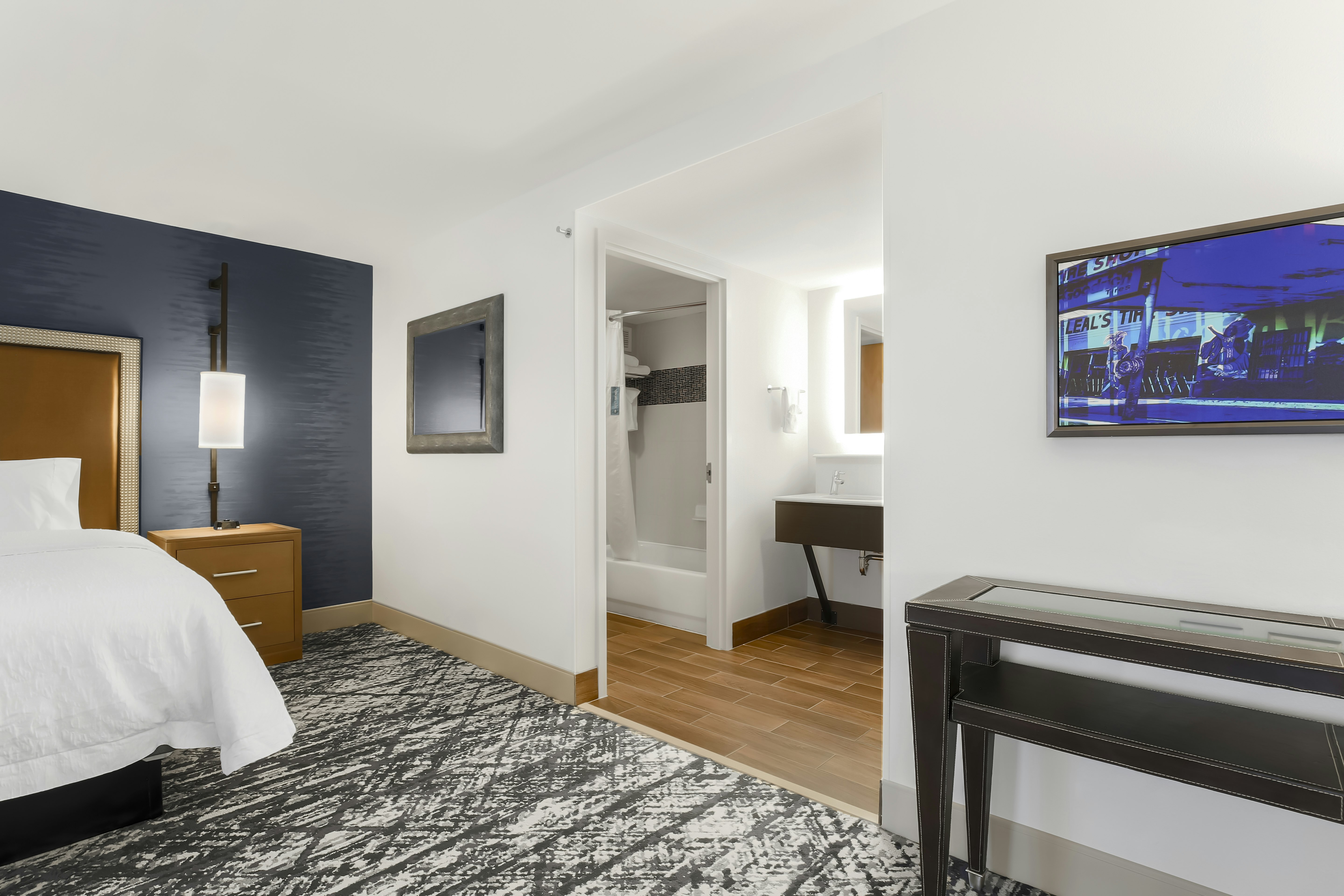STUDIO, SUITE, KING BED