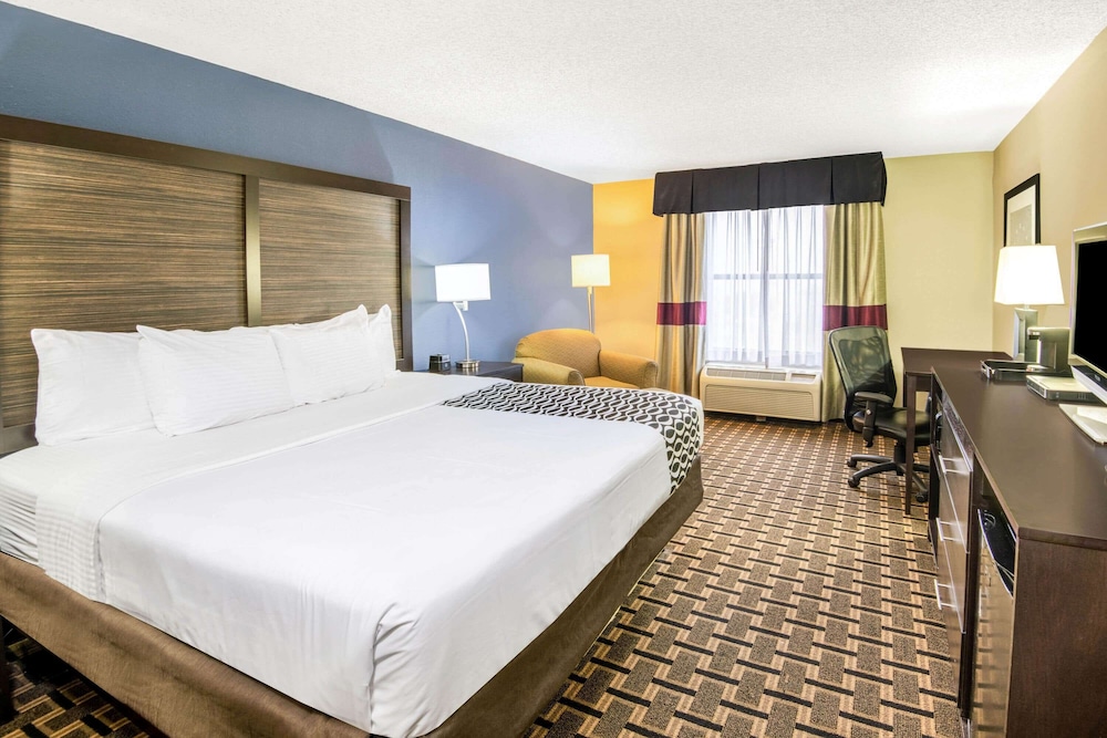 La Quinta Inn & Suites by Wyndham Denison - N. Lake Texoma 16/35