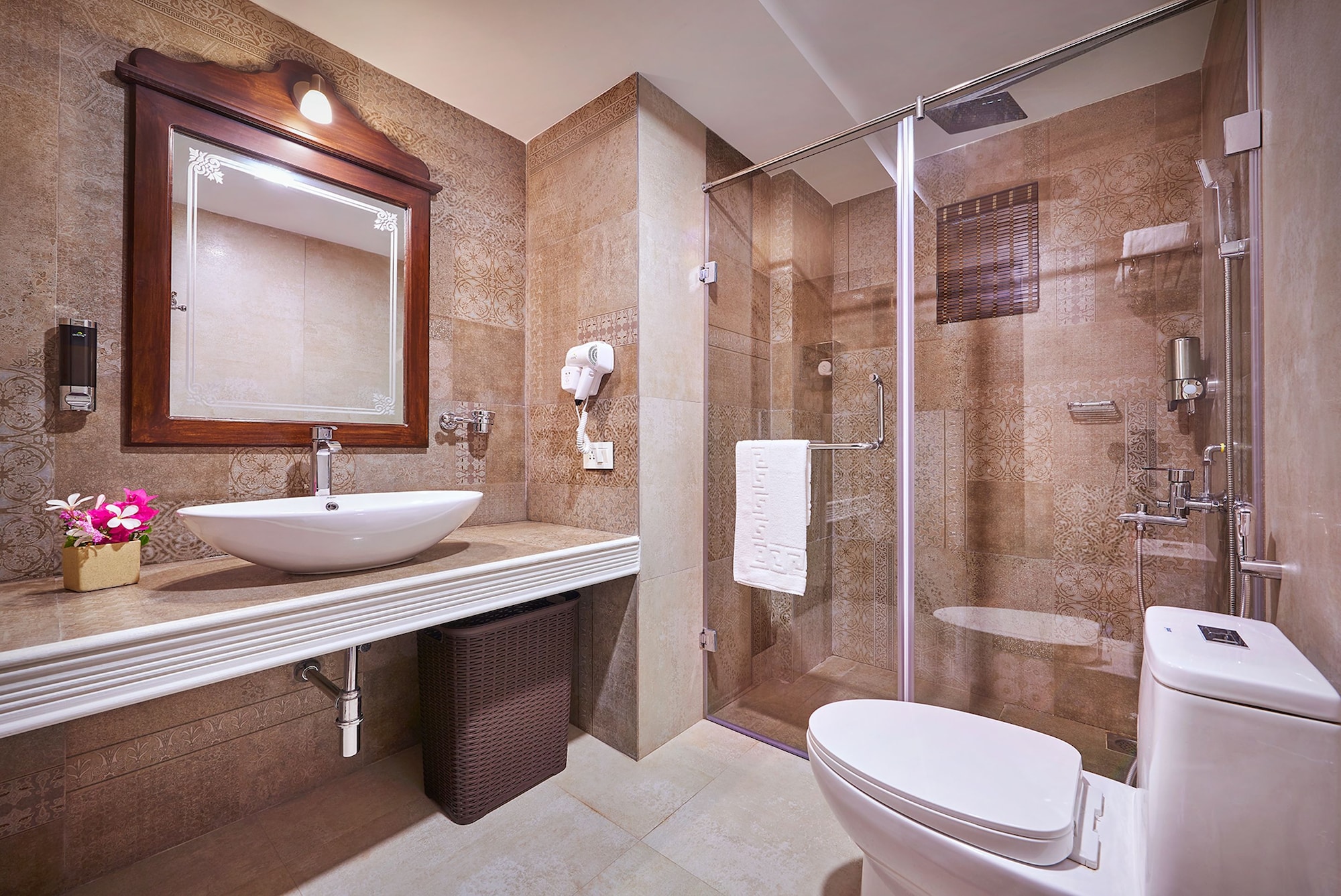 GRAND, SUITE, KING BED, POOL VIEW, CORNER