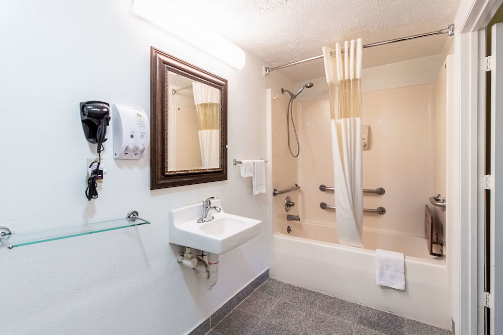 Quality Inn & Suites Dickson TN 45/46