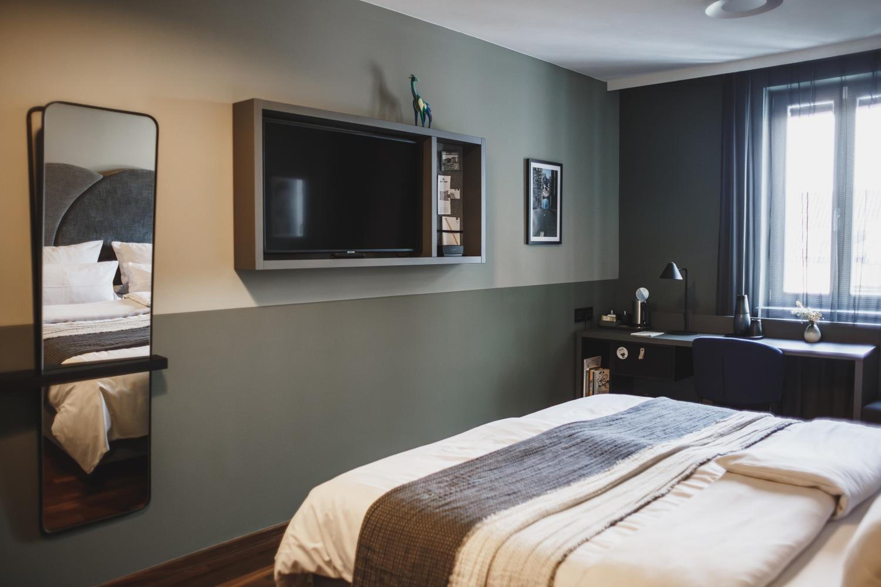 Medium, Queen Bed