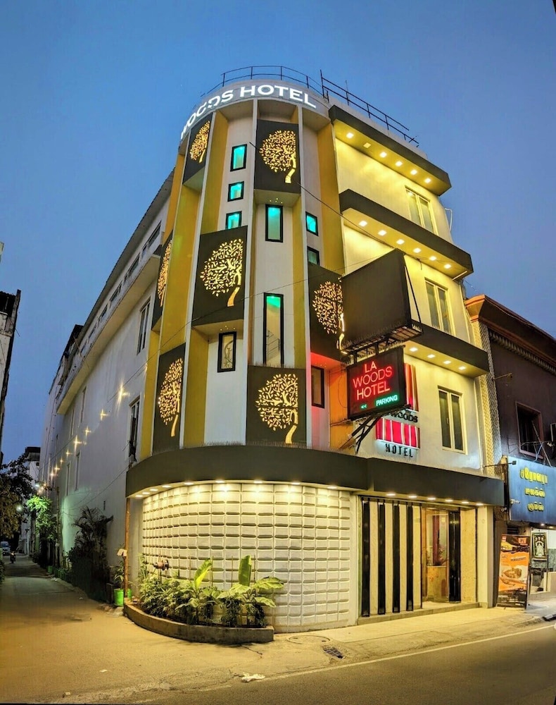 La Woods Hotel 2/50
