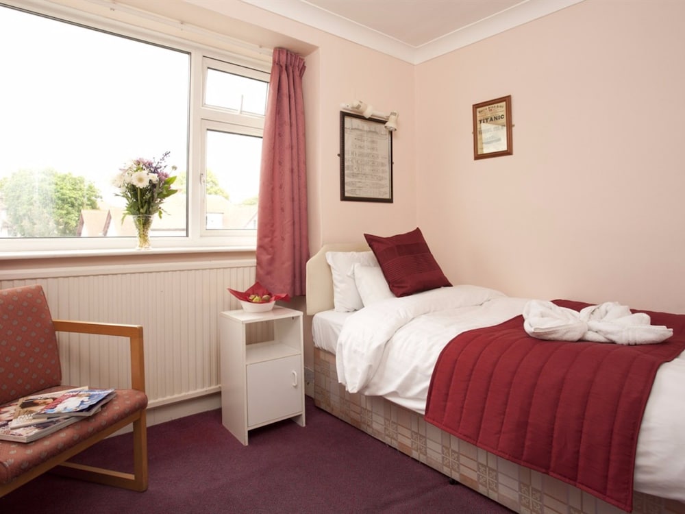 Denewood Hotel - Guest Accomodation 18/48
