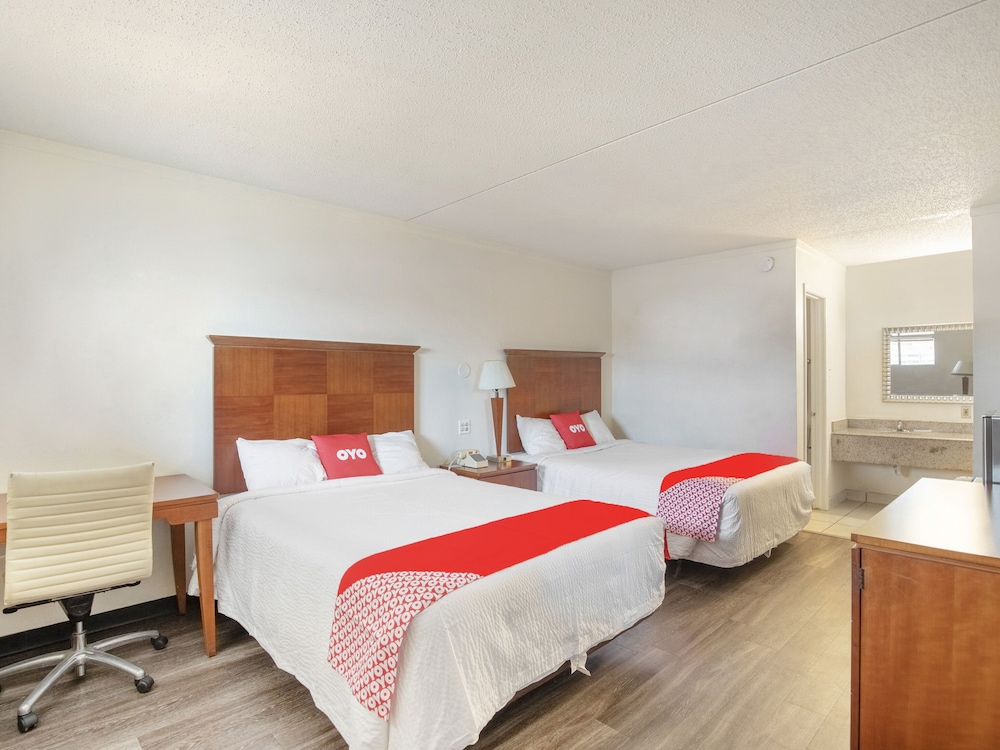 Oyo Hotel San Antonio Lackland AFB/Seaworld Hwy 90 W 24/52