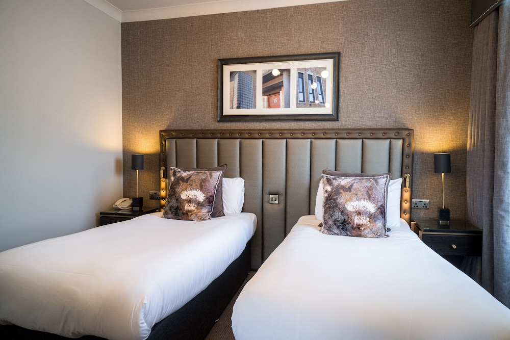 CLUB, TWIN BEDS