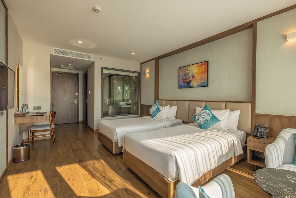 DELUXE, TWIN BEDS, PARTIAL OCEAN VIEW