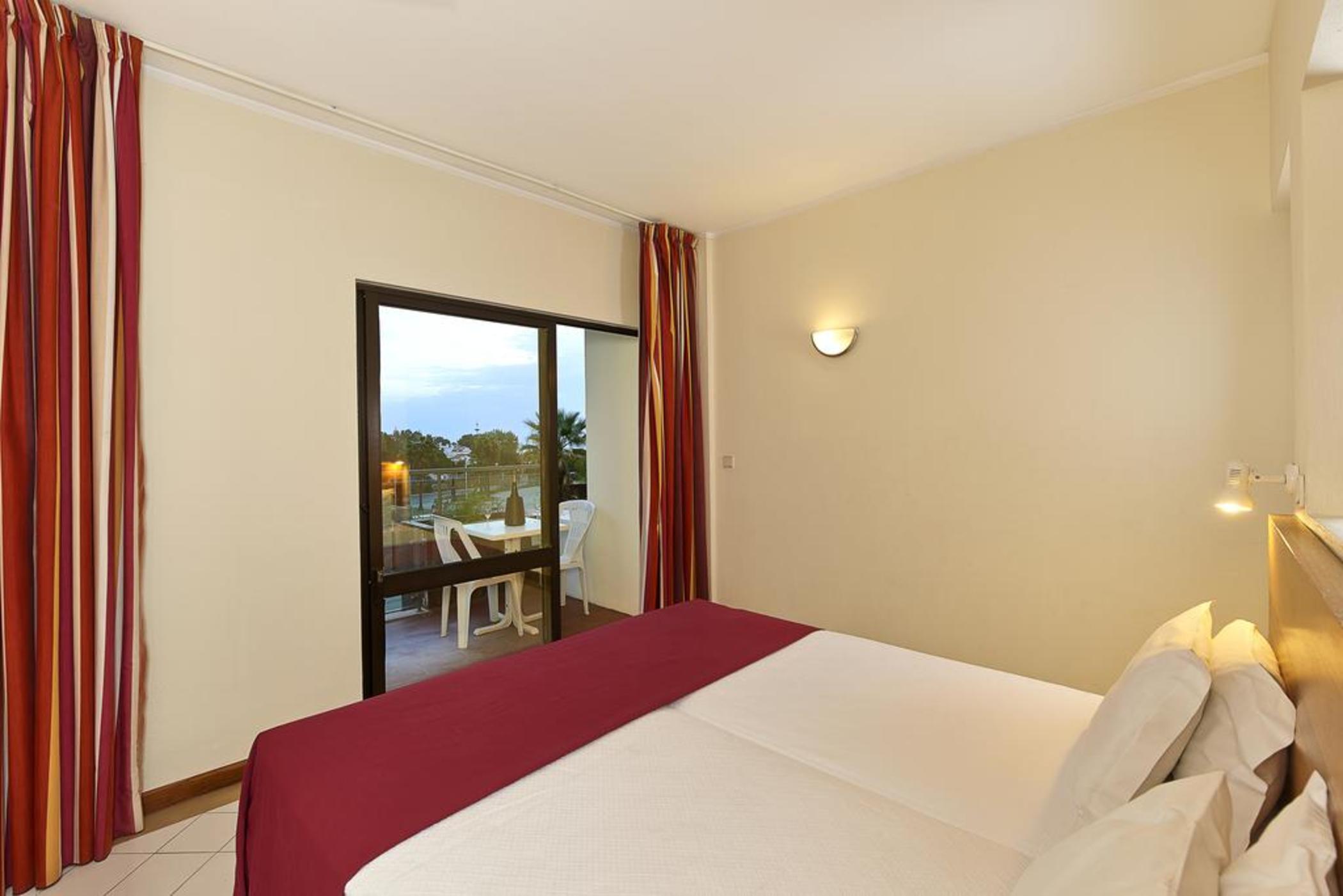 Room, Pool View