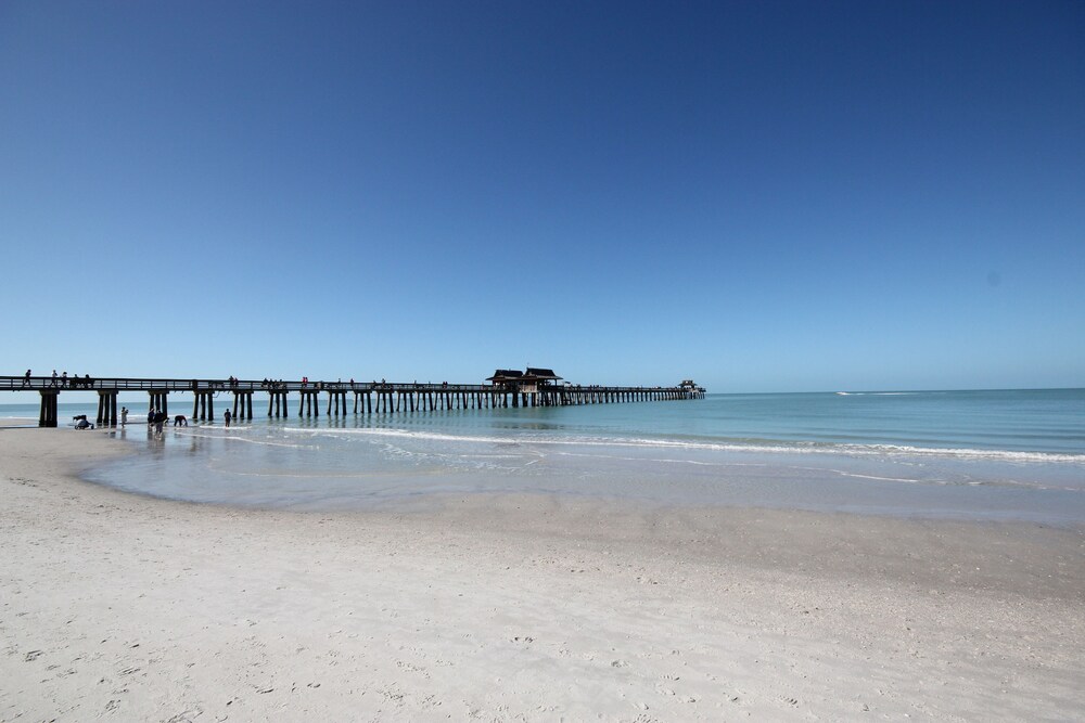 Naples Park Central Hotel 43/50