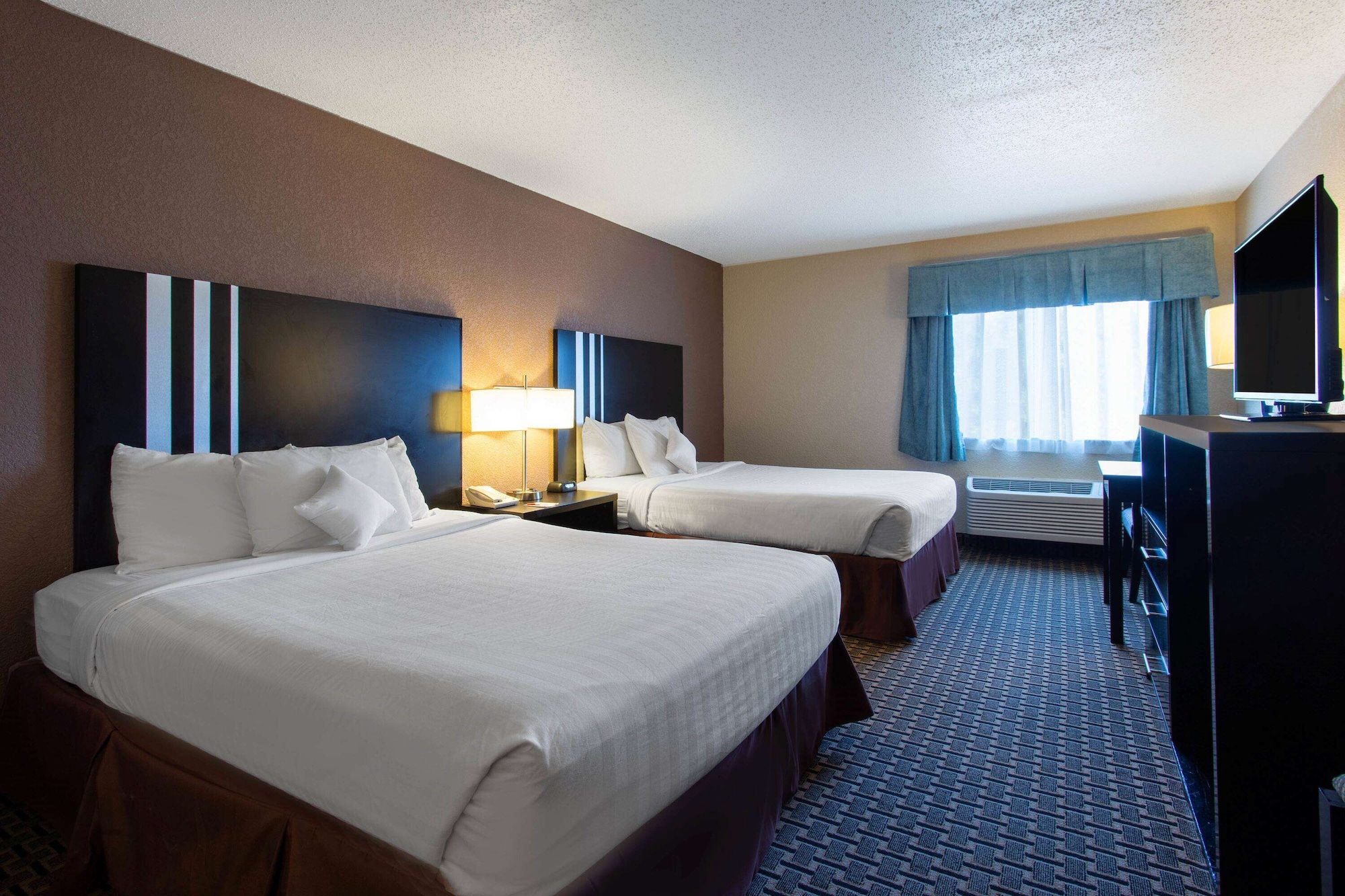 غرفة بسريرين كوين، Ramada by Wyndham Glendale Heights/Lombard 2/6