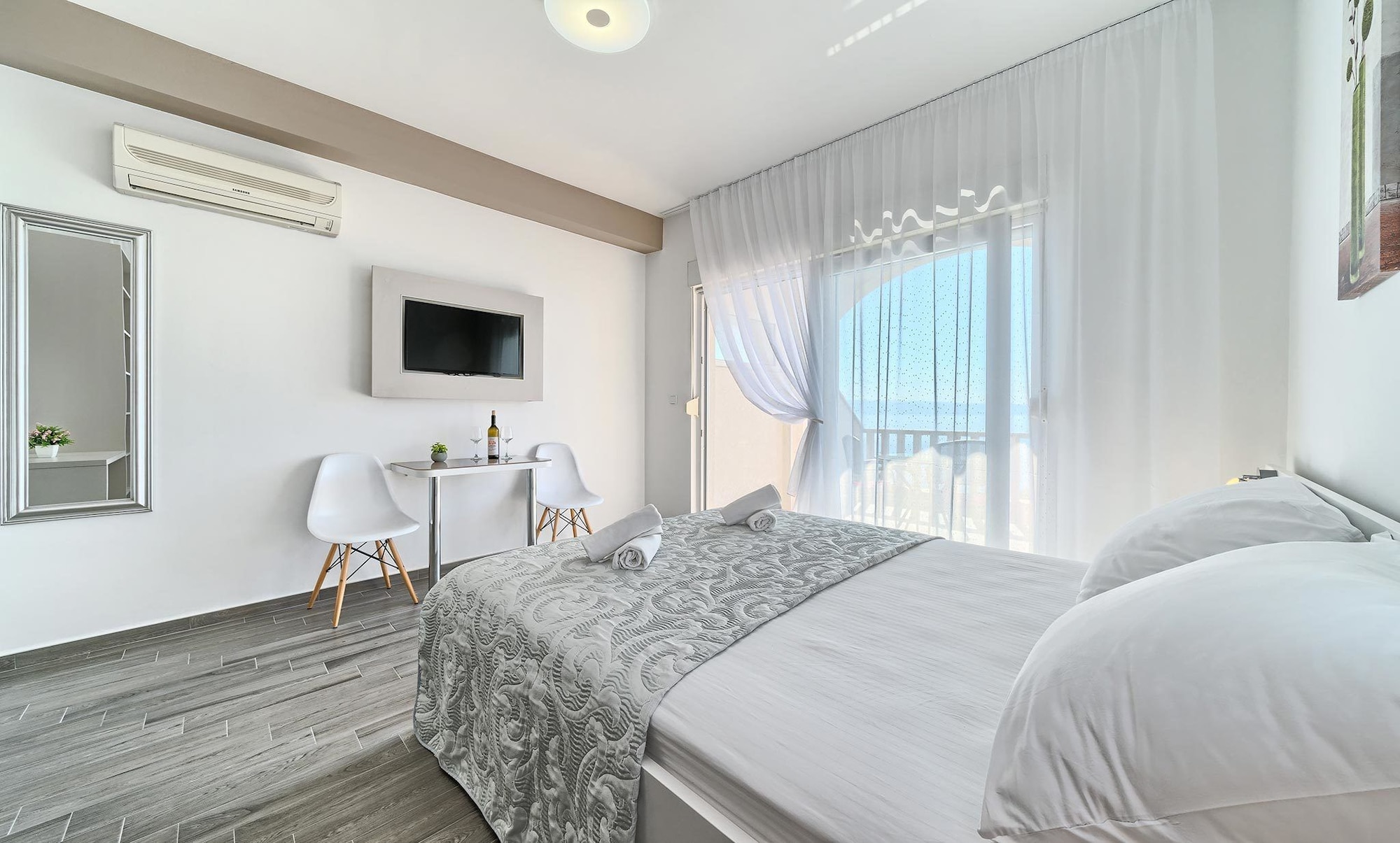 Basic, Studio, Queen Bed, Sea View