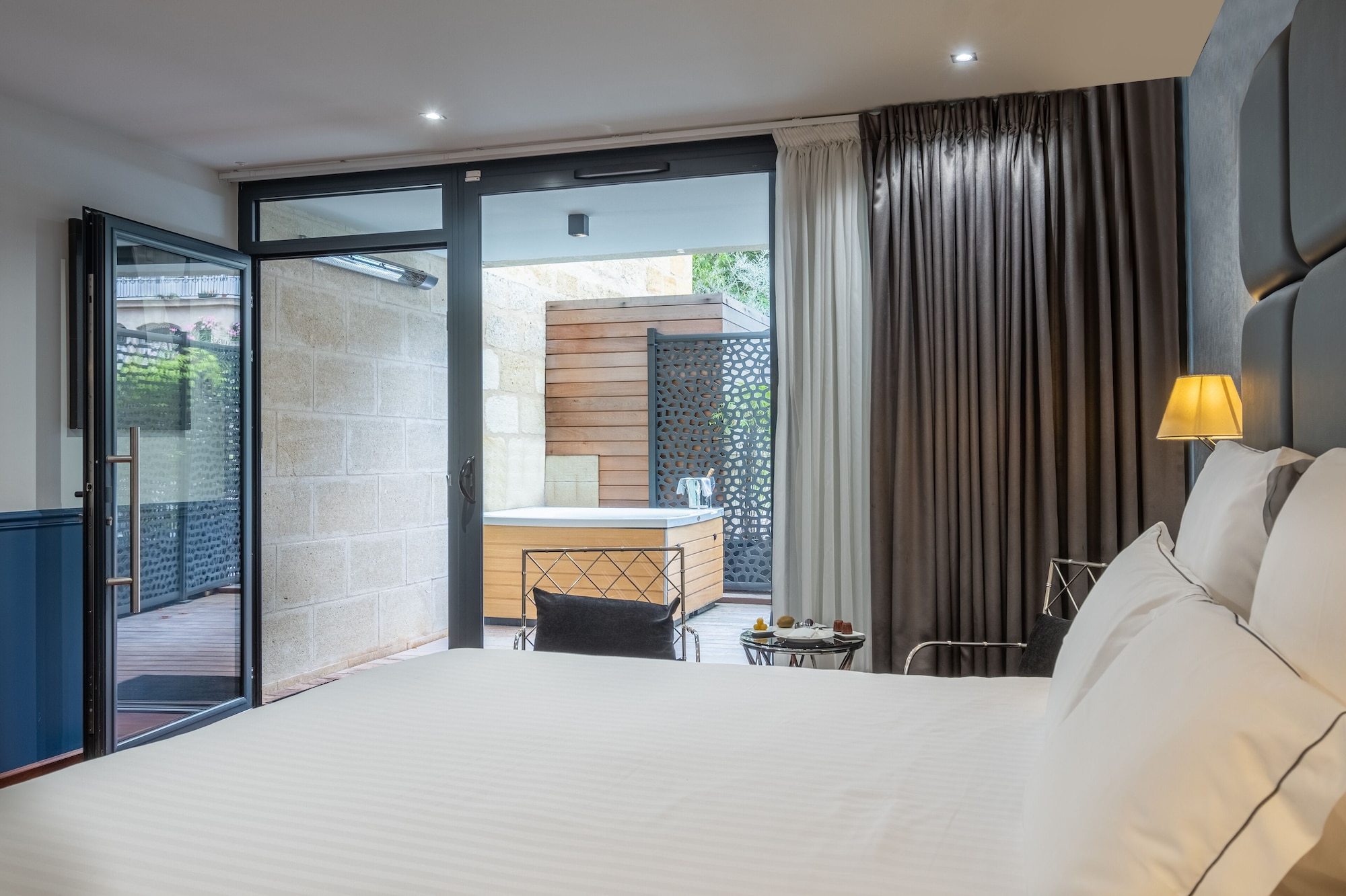 PRESTIGE, DOUBLE BED, JETTED TUB