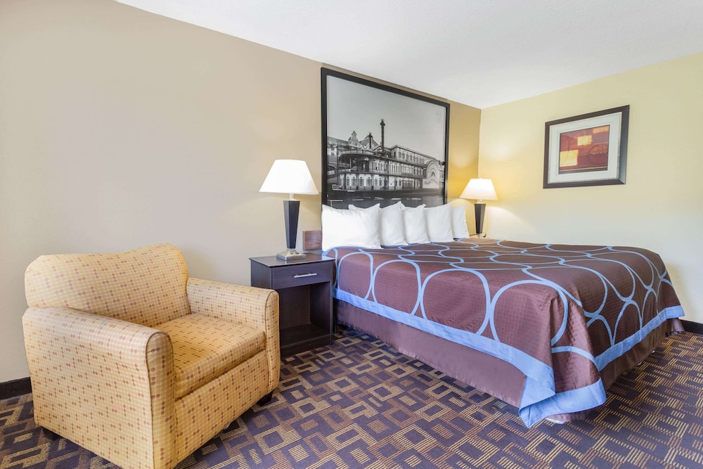 Super 8 by Wyndham Decorah 8/28