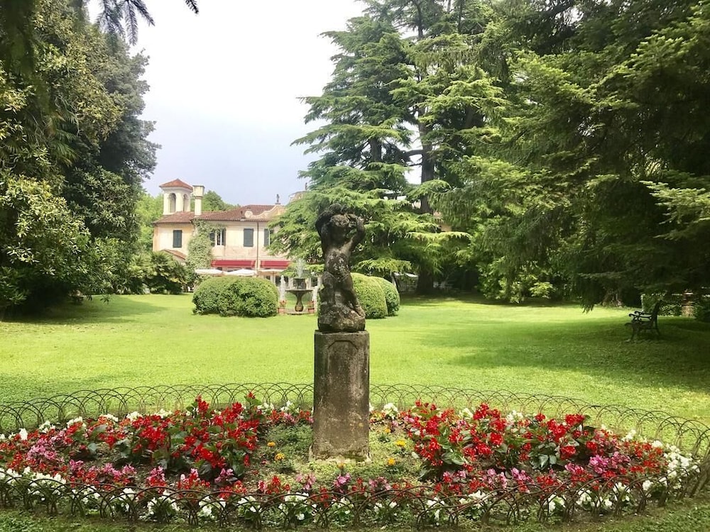Hotel Villa Luppis 65/77