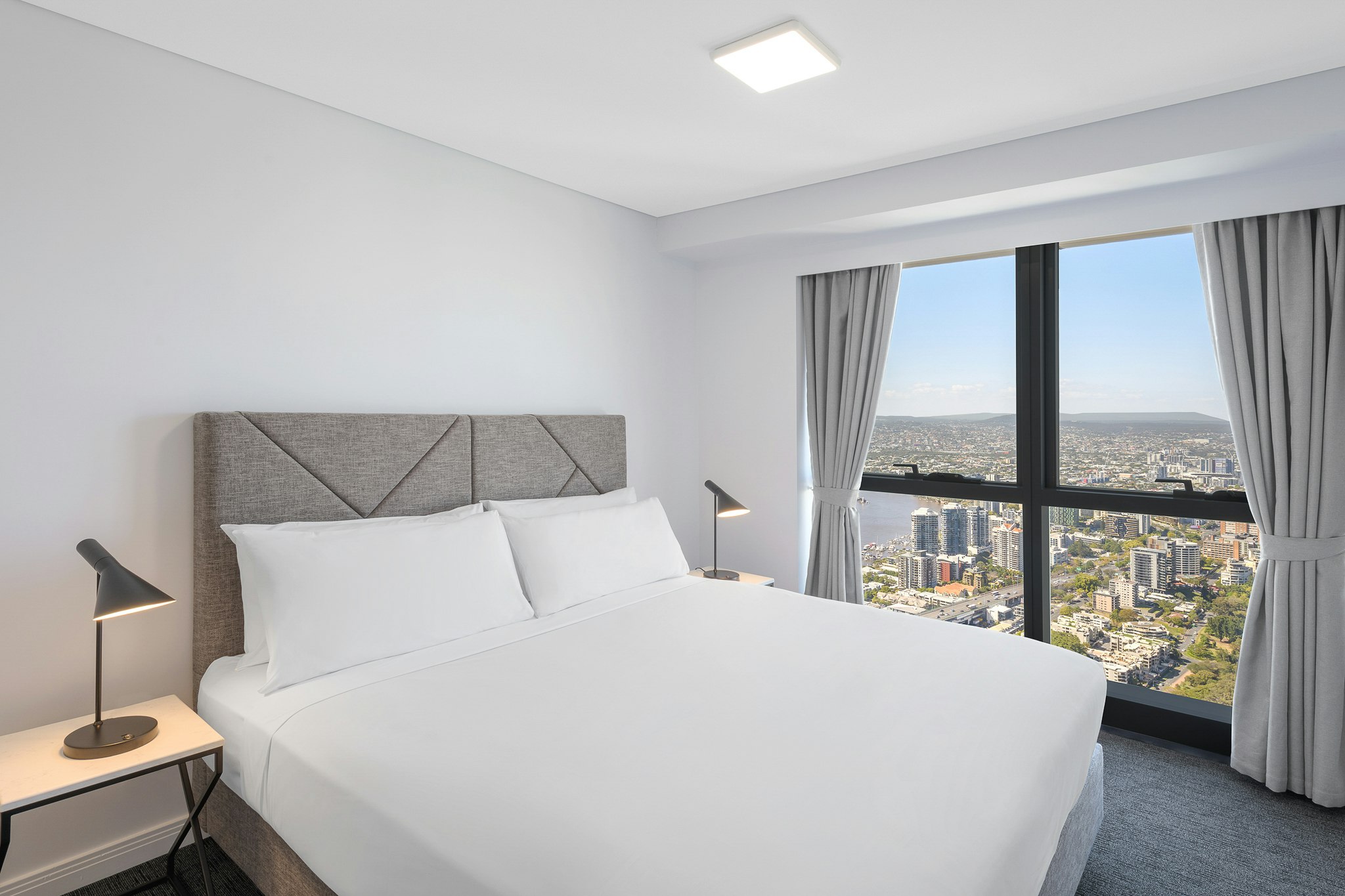 Meriton Suites Adelaide Street 2/17