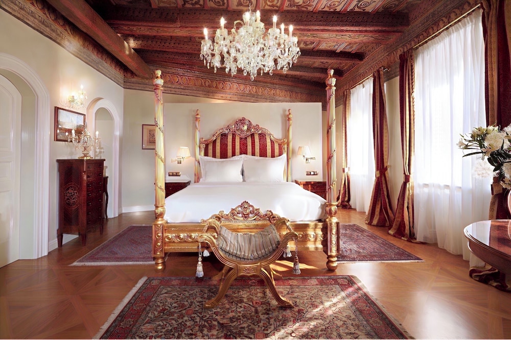 2 BEDROOMS, SUITE, BALCONY