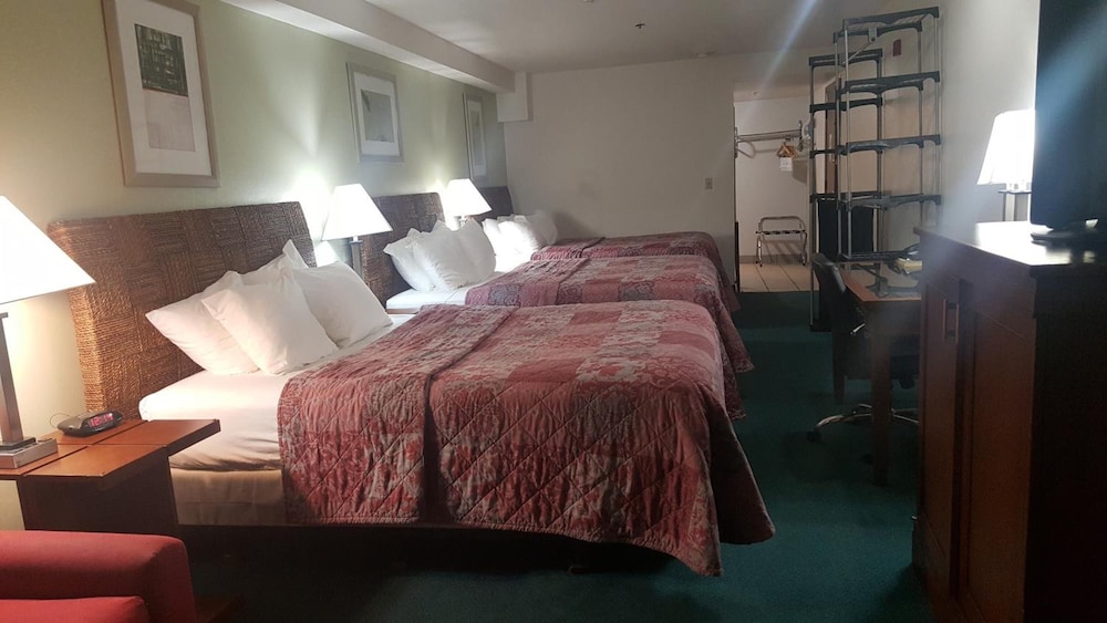 Oyster Bay Inn & Suites 16/70