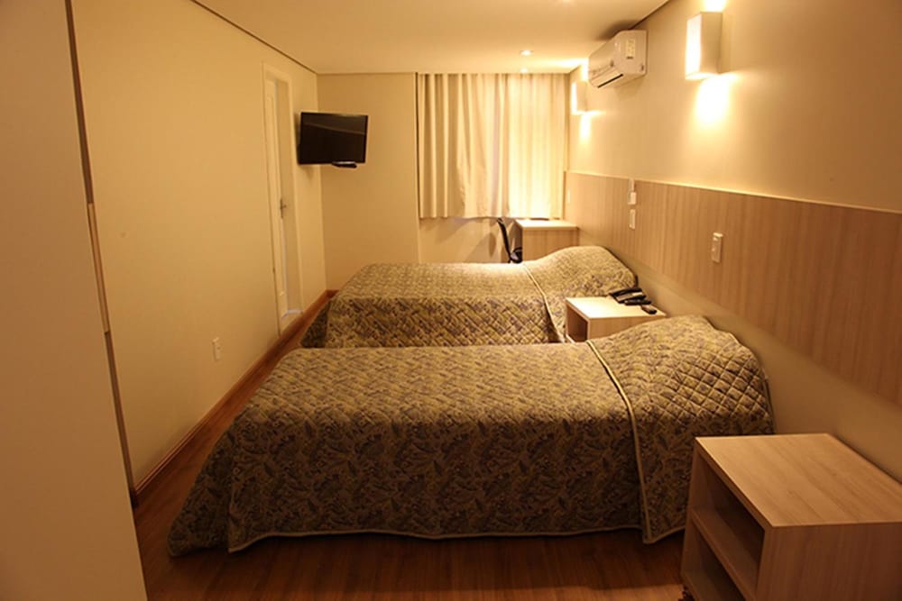 Golden Hotel 37/40