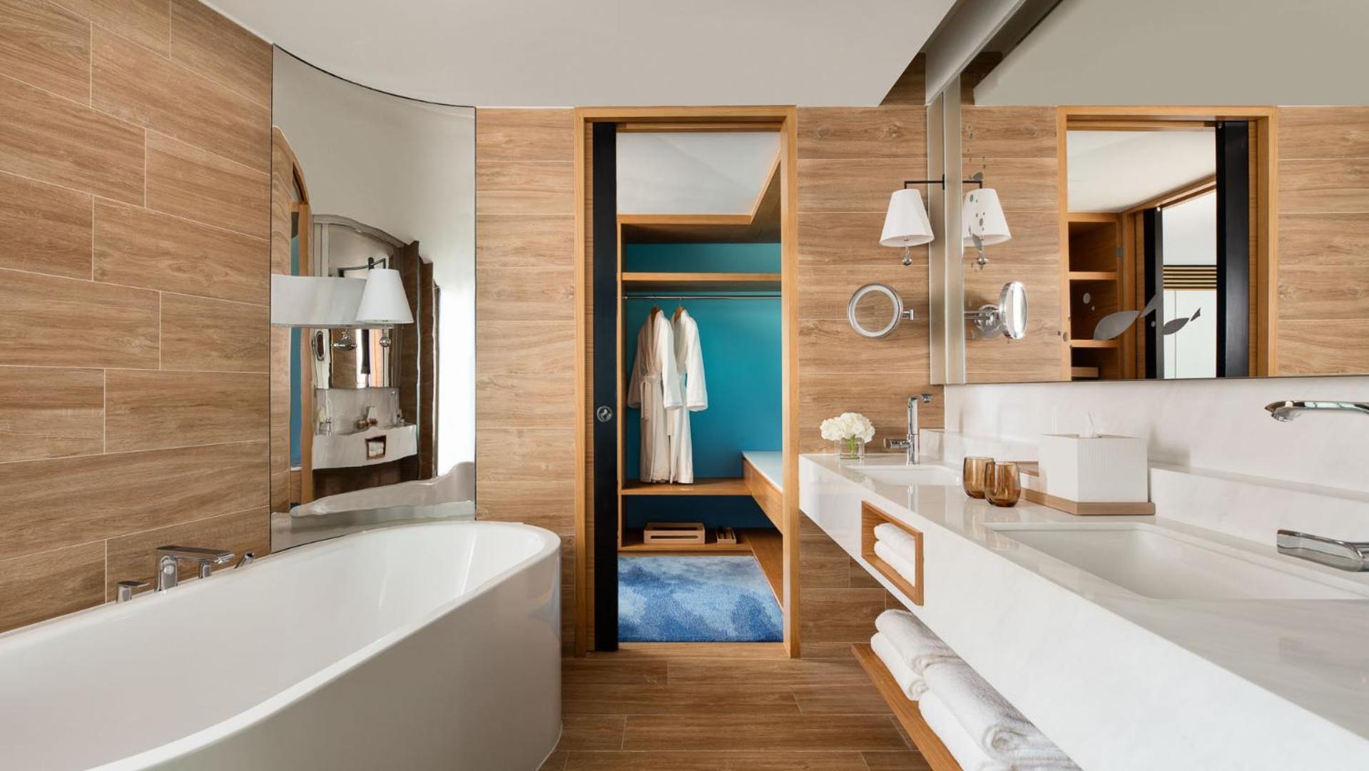 Executive, Suite, King Bed, Club Floor