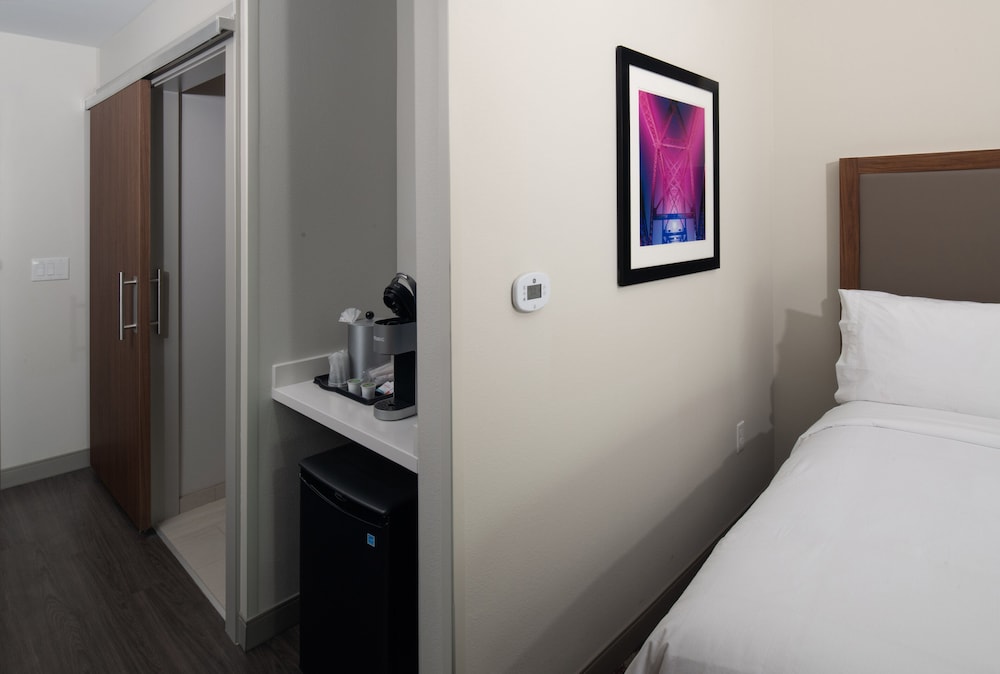 Holiday Inn Express and Suites Little Rock Downtown 17/47