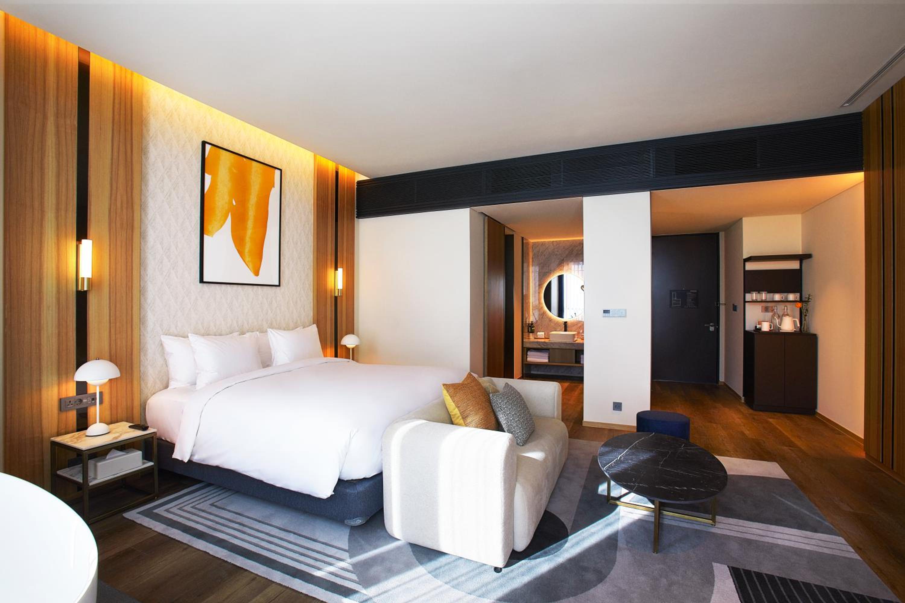 جناح فاخر بسرير كينج بإطلالة بحوض استحمام، voco Seoul Gangnam, an IHG Hotel 8/9