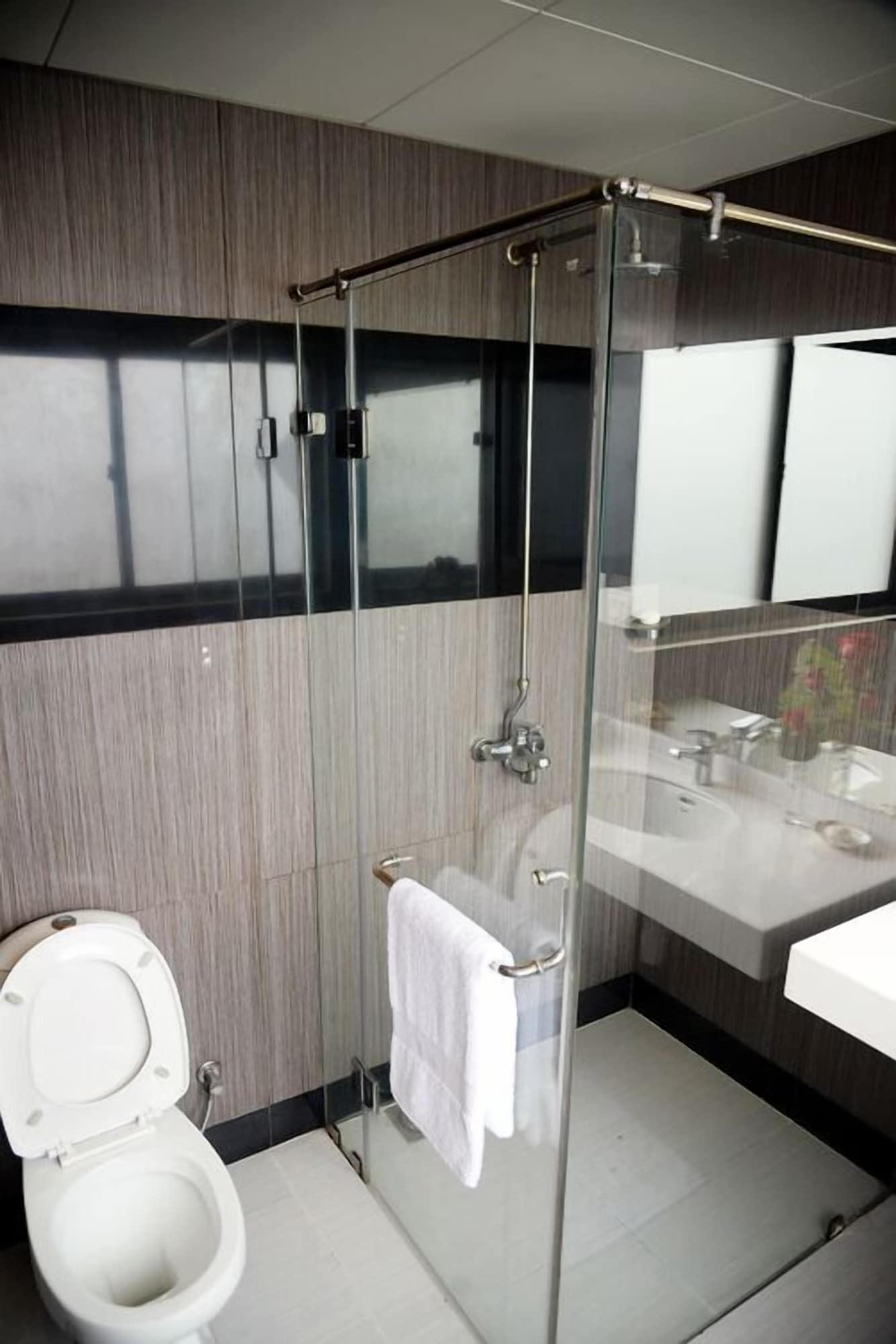 Avari Xpress Gulberg Lahore 35/36
