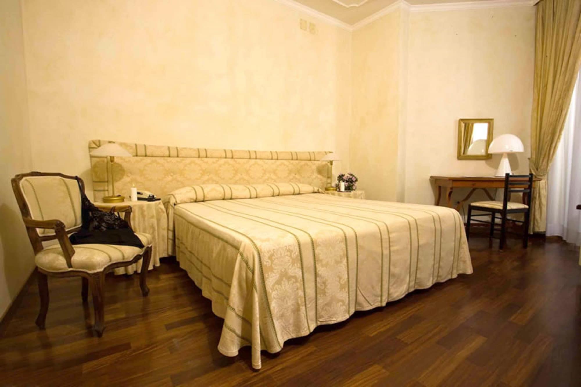Basic, Double Bed, Negresco 4/6