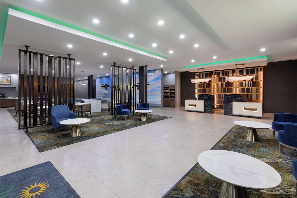 La Quinta Inn & Suites by Wyndham San Antonio at the RIM 29/43