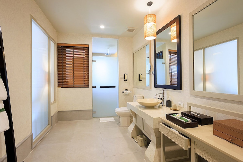 MELATI BEACH RESORT AND SPA 68/69