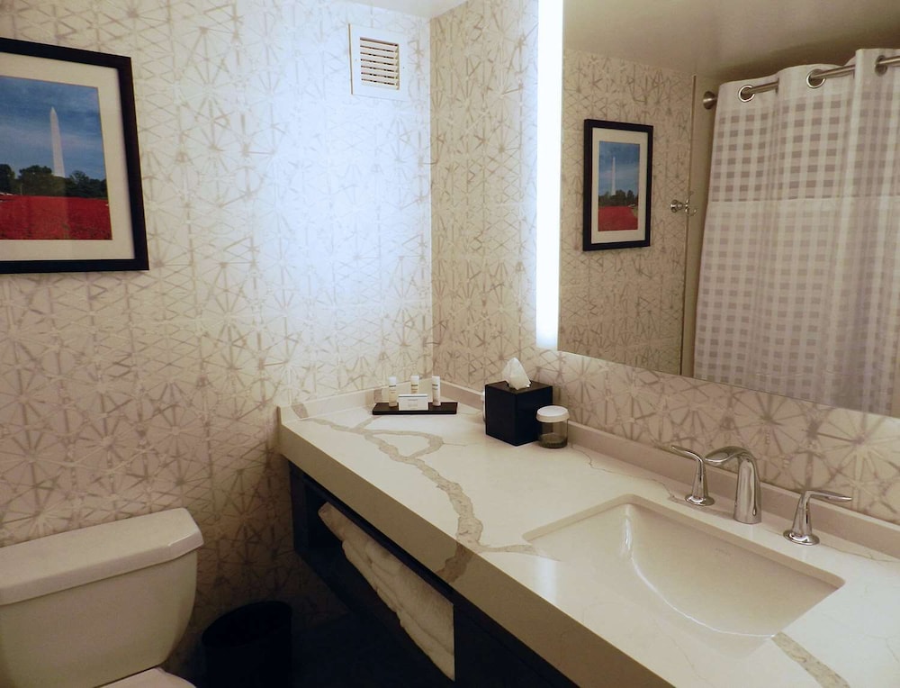 Embassy Suites Alexandria Old Town 18/51