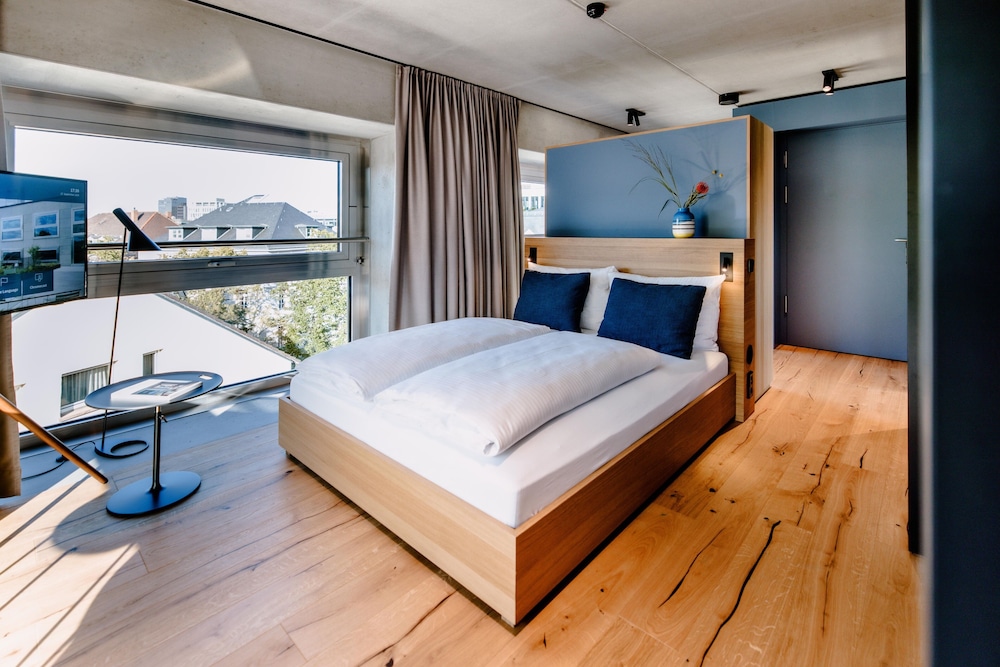 2 BEDROOMS, BUSINESS